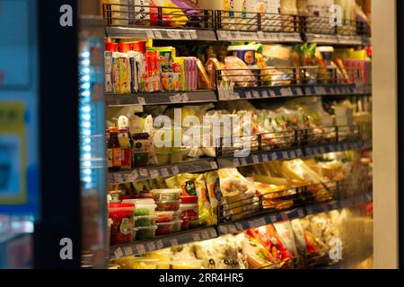 Les plats cuisinés et les produits alimentaires emballés dans un supermarché sont installés sur les étagères d'un dépanneur de Melbourne, en Australie. Banque D'Images