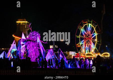 The Wicker man and fairground area at Night at Green Man Festival, Brecon, pays de Galles, Royaume-Uni, 2023. Photo : Rob Watkins Banque D'Images