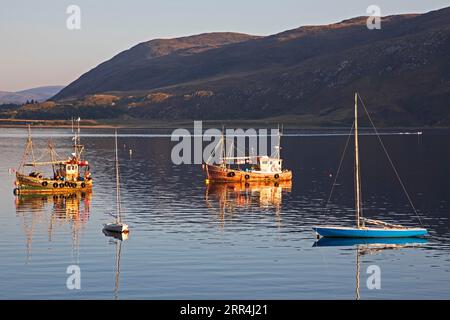 Ullapool, Highland, Écosse, Royaume-Uni. 6 septembre 2023. Soirée lumière chaude du soleil approchant le coucher du soleil, reflets sur le Loch Broom des différents bateaux de pêche et embarcations de plaisance. Température 21 degrés centigrades vers 7H. Crédit : Scottishcreative/alamy Live News. Banque D'Images