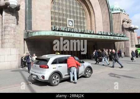 Helsinki, Finlande - 5 septembre 2023 : taxi devant l'entrée principale de la gare d'Helsinki. Banque D'Images