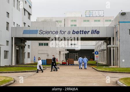 201206 -- QIDONG, le 6 décembre 2020 -- des membres du personnel sont vus à la succursale de Qidong de Bayer Healthcare Company Limited à Qidong, dans la province de Jiangsu dans l'est de la Chine, le 2 décembre 2020. Bayer, une entreprise innovante dotée de compétences de base dans les domaines de la santé et de l agriculture, a non seulement intensifié ses investissements sur le marché chinois, mais aussi approfondi son intégration dans le développement économique et sociétal de la Chine. Comme les autres investisseurs étrangers, Bayer a reçu un traitement égal de la part du gouvernement chinois, ce qui encourage l'innovation et la coopération. La société a introduit de nouveaux produits pharmaceutiques en Chine et à Stre Banque D'Images