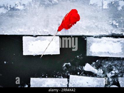 201207 -- HARBIN, 7 décembre 2020 -- une photo aérienne prise le 7 décembre 2020 montre un ouvrier ramassant de la glace sur la rivière Songhua à Harbin, capitale de la province du Heilongjiang du nord-est de la Chine. Les glaçons recueillis dans la rivière Songhua gelée seront utilisés dans la décoration de la ville. CHINE-HEILONGJIANG-HARBIN-ICE COLLECTE CN WANGXSONG PUBLICATIONXNOTXINXCHN Banque D'Images