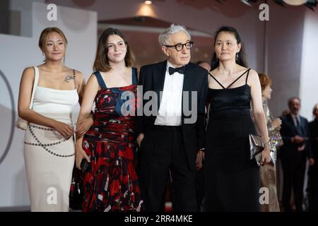 Venise, Italie. 04 septembre 2023. VENISE, ITALIE - SEPTEMBRE 04 : Valérie Lemercier, Woody Allen, Vittorio Storaro et Lou de Laage assistent à un tapis rouge pour le film ''coup de chance'' au 80e Festival International du film de Venise le 04 septembre 2023 à Venise, Italie. (Photo de Luca Carlino/NurPhoto)0 crédit : NurPhoto SRL/Alamy Live News Banque D'Images