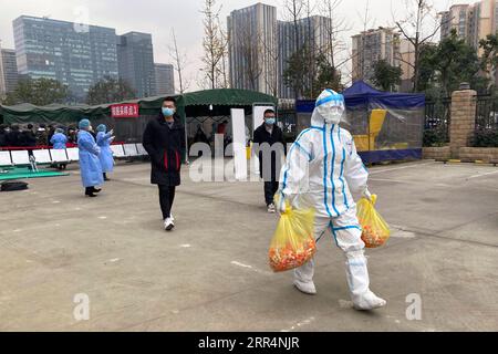 201210 -- CHENGDU, le 10 décembre 2020 -- Un agent de santé livre des échantillons à tester pour détecter une éventuelle infection au COVID-19 à l'hôpital de la première personne de Chengdu à Chengdu, capitale de la province du Sichuan dans le sud-ouest de la Chine, le 9 décembre 2020. Chengdu a signalé une augmentation nulle des nouveaux cas de COVID-19 transmis au niveau national et des cas asymptomatiques de 9 heures du mardi à 6 heures du mercredi, tandis que les tests d’acide nucléique dans toute la ville se poursuivent, ont déclaré les autorités locales. À 9 heures, la ville avait dépêché 2 458 agents de prélèvement de 33 agences de dépistage pour effectuer des tests d'acide nucléique dans les zones clés où les cas étaient à nouveau Banque D'Images