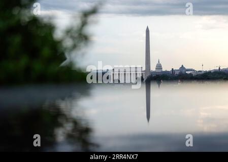 Le Lincoln Memorial, le Washington Monument et le Capitole des États-Unis reflètent une structure en pierre de l'autre côté du fleuve Potomac à Arlington, en Virginie. Banque D'Images