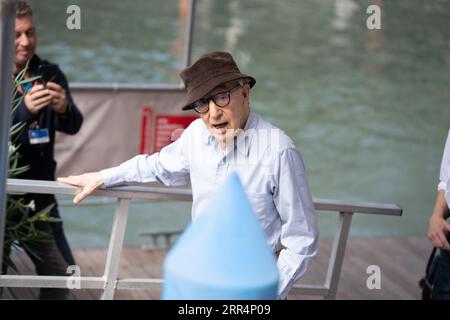 Venise, Italie. 04 septembre 2023. VENISE, ITALIE - 04 SEPTEMBRE : Woody Allen arrive au 80e Festival International du film de Venise 2023 le 04 septembre 2023 à Venise, en Italie. (Photo de Luca Carlino/NurPhoto) crédit : NurPhoto SRL/Alamy Live News Banque D'Images