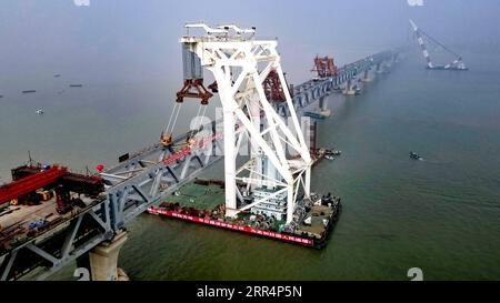 201210 -- MUNSHIGANJ, 10 décembre 2020 -- une photo aérienne prise le 10 décembre 2020 montre la dernière travée du pont Padma en cours d'installation sur le chantier de construction au-dessus de la rivière Padma à Munshiganj, dans la banlieue de Dhaka, au Bangladesh. La dernière travée du pont de Padma, le plus grand de son genre au Bangladesh, a été installée jeudi, marquant l'achèvement de la structure principale du pont de 6,15 km au-dessus de l'eau. Les ingénieurs et les travailleurs de China Railway Major Bridge Engineering Group Co, Ltd MBEC ont mis en place avec succès la travée de 3 376 tonnes, sur les piliers 12 et 13, en présence de Bangladais et de Chinois Banque D'Images