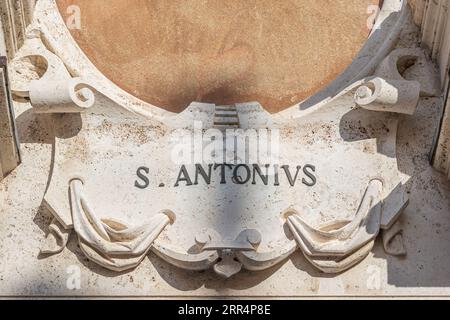 Bas-relief avec l'inscription latine 'S. Antonius' sur la façade de l'église Nostra Signora della Concordia, Albissola Marina, Savone, Italie Banque D'Images