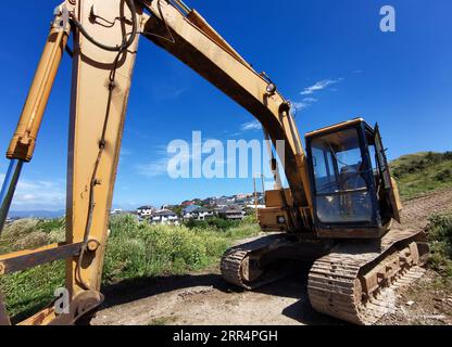 201211 -- NOUVELLE-ZÉLANDE, 11 décembre 2020 -- une photo prise le 11 décembre 2020 montre un bulldozer sur un chantier de construction dans la banlieue de Wellington, en Nouvelle-Zélande. Les prix médians de l'immobilier en Nouvelle-Zélande ont augmenté de 18,5 pour cent en glissement annuel en novembre pour atteindre un sommet record de 749 000 dollars néo-zélandais 532 491 dollars américains, alors que les ventes immobilières en novembre étaient en hausse de 29,6 pour cent par rapport à la même période l'an dernier et que les niveaux de stocks étaient au plus bas jamais atteint, l'Institut immobilier de Nouvelle-Zélande REINZ a déclaré vendredi. NOUVELLE-ZÉLANDE-PRIX IMMOBILIERS-VENTES IMMOBILIÈRES-UP-COVID-19 GUOXLEI PUBLICATIONXNOTXINXCHN Banque D'Images