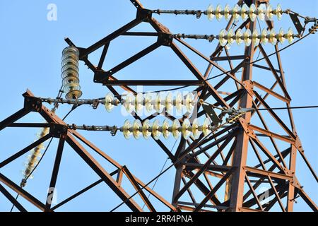 Tours aériennes de transmission d'énergie avec isolateurs de ligne de céramique et de verre Banque D'Images