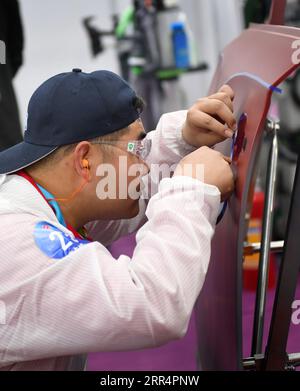 201211 -- GUANGZHOU, le 11 décembre 2020 -- Un concurrent participe à un événement de peinture automobile le deuxième jour du premier concours de compétences professionnelles de la République populaire de Chine, qui s est tenu à Guangzhou, dans la province du Guangdong, dans le sud de la Chine, le 11 décembre 2020. CHINE-GUANGDONG-GUANGZHOU-CONCOURS DE COMPÉTENCES PROFESSIONNELLES CN LUXHANXIN PUBLICATIONXNOTXINXCHN Banque D'Images