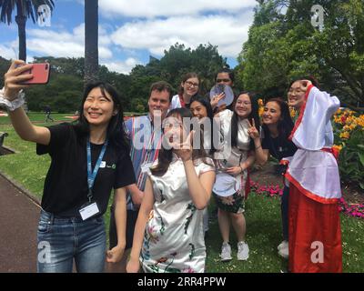 201211 -- AUCKLAND, le 11 décembre 2020 -- des élèves prennent un selfie après avoir joué au China Culture Camp 2020 à Auckland, Nouvelle-Zélande, le 11 décembre 2020. Un groupe d’élèves du secondaire néo-zélandais a partagé leur mémoire spéciale du camp culturel chinois 2020 avec des spectacles culturels, des danses, des discours de groupe et des jeux amusants vendredi. Photo de /Xinhua NEW ZEALAND-AUCKLAND-CULTURE CAMP SallyxChen PUBLICATIONxNOTxINxCHN Banque D'Images