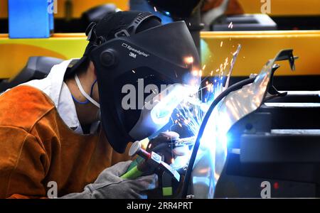 201211 -- GUANGZHOU, le 11 décembre 2020 -- Un concurrent participe à un événement de maintenance automobile le deuxième jour du premier concours de compétences professionnelles de la République populaire de Chine, qui s est tenu à Guangzhou, dans la province du Guangdong, dans le sud de la Chine, le 11 décembre 2020. CHINE-GUANGDONG-GUANGZHOU-CONCOURS DE COMPÉTENCES PROFESSIONNELLES CN LUXHANXIN PUBLICATIONXNOTXINXCHN Banque D'Images