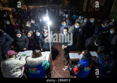 201212 -- CHENGDU, 12 décembre 2020 -- des citoyens reçoivent des tests d'acide nucléique dans le parc industriel moderne de Chengdu, dans le district de Pidu de Chengdu, dans la province du Sichuan du sud-ouest de la Chine, le 11 décembre 2020. Chengdu, dans le sud-ouest de la Chine, a lancé vendredi une campagne de dépistage des acides nucléiques, offrant des tests gratuits à tous les résidents du district de Pidu, où plusieurs nouveaux cas de COVID-19 sont apparus depuis le début de la semaine. Le siège de prévention et de contrôle de la COVID-19 du district a déclaré que le trajet avait commencé à 6 heures, les frais de tests étant couverts par le gouvernement du district. CHINE-CHENGDU-COVID-19-TEST CN SHENXBOHAN PUBLICATIO Banque D'Images