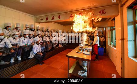 201212 -- LHASSA, 12 décembre 2020 -- des élèves apprennent les techniques de cuisine chinoise dans une école professionnelle de la ville de Lhassa, capitale de la région autonome du Tibet du sud-ouest de la Chine, le 23 novembre 2020. Xinhua Headlines : la formation professionnelle cultive des rêves, des fortunes pour les Tibétains JigmexDorje PUBLICATIONxNOTxINxCHN Banque D'Images