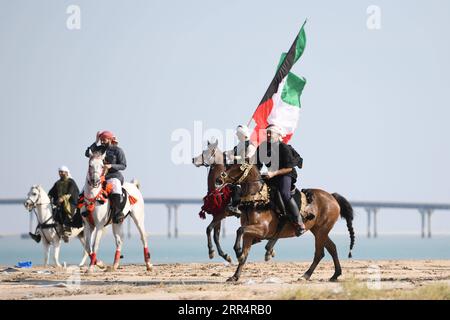 201212 -- GOVERNORATE DE JAHRA, 12 décembre 2020 -- des gens montent à cheval lors d'un spectacle équestre dans le gouvernorat de Jahra, Koweït, 11 décembre 2020. Les propriétaires de chevaux arabes koweïtiens ont organisé un spectacle équestre vendredi dans le désert du gouvernorat de Jahra au Koweït pour présenter la tradition de l'équitation arabe. Photo de /Xinhua KUWAIT-JAHRA GOUVERNORAT-ARABIAN HORSE-RIDING SHOW GhazyxQaffaf PUBLICATIONxNOTxINxCHN Banque D'Images