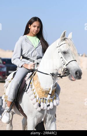 201212 -- GOUVERNORAT DE JAHRA, 12 décembre 2020 -- Un enfant monte à cheval lors d'un spectacle équestre dans le Gouvernorat de Jahra, Koweït, le 11 décembre 2020. Les propriétaires de chevaux arabes koweïtiens ont organisé un spectacle équestre vendredi dans le désert du gouvernorat de Jahra au Koweït pour présenter la tradition de l'équitation arabe. Photo de /Xinhua KUWAIT-JAHRA GOUVERNORAT-ARABIAN HORSE-RIDING SHOW GhazyxQaffaf PUBLICATIONxNOTxINxCHN Banque D'Images