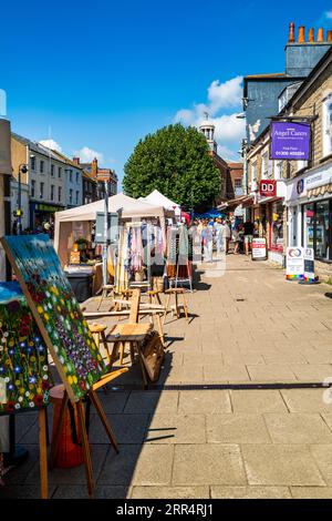 Bridport marché de rue samedi sur un matin ensoleillé de Springtime, avec l'horloge de ville et Bucky do Square en arrière-plan. Banque D'Images