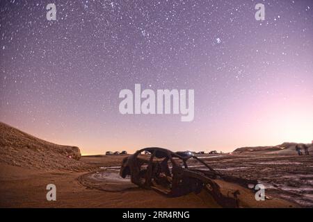 201212 -- GOUVERNORAT DE JAHRA, 12 décembre 2020 -- Une photo de longue durée prise le 11 décembre 2020 montre un ciel étoilé dans le Gouvernorat de Jahra, au Koweït. Photo de /Xinhua KUWAIT-JAHRA GOVERNORATE-STARS Asad PUBLICATIONxNOTxINxCHN Banque D'Images