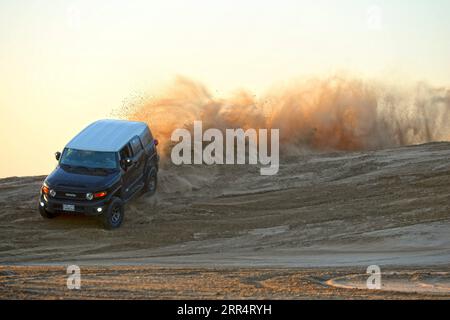 201212 -- GOUVERNORAT DE JAHRA, 12 décembre 2020 -- un homme dérive sa voiture dans le désert dans le gouvernorat de Jahra, Koweït, 11 décembre 2020. Photo de /Xinhua KUWAIT-JAHRA GOUVERNORAT-DÉSERT-VOITURE DÉRIVANT Asad PUBLICATIONxNOTxINxCHN Banque D'Images