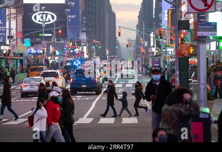 201213 -- NEW YORK, 13 décembre 2020 -- des piétons traversent Times Square à New York, aux États-Unis, le 12 décembre 2020. Le nombre total de cas de COVID-19 aux États-Unis a dépassé 16 millions samedi, selon le Center for Systems Science and Engineering CSSE de l’Université Johns Hopkins. Photo de /Xinhua U.S.-COVID-19-16 MILLIONS DE CAS MichaelxNagle PUBLICATIONxNOTxINxCHN Banque D'Images