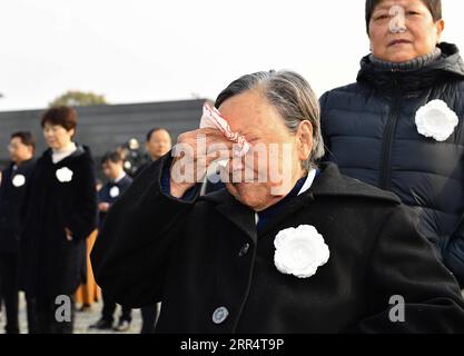 201213 -- NANJING, 13 décembre 2020 -- le survivant du massacre de Nankin devant Xia Shuqin assiste à la cérémonie commémorative nationale pour les victimes du massacre de Nankin au Memorial Hall des victimes du massacre de Nankin par les envahisseurs japonais à Nanjing, capitale de la province de Jiangsu de l est de la Chine, le 13 décembre 2020. CHINE-JIANGSU-NANJING VICTIMES DU MASSACRE-CÉRÉMONIE COMMÉMORATIVE NATIONALE CN LIXXIANG PUBLICATIONXNOTXINXCHN Banque D'Images