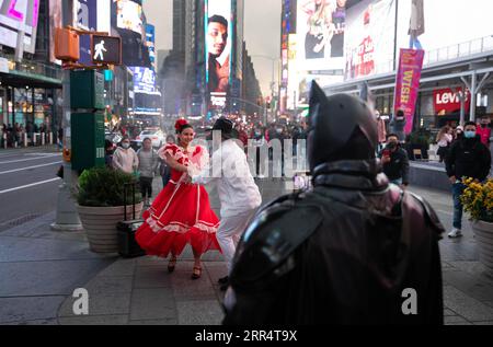 201213 -- NEW YORK, le 13 décembre 2020 -- des danseurs se produisent à Times Square à New York, aux États-Unis, le 12 décembre 2020. Le nombre total de cas de COVID-19 aux États-Unis a dépassé 16 millions samedi, selon le Center for Systems Science and Engineering CSSE de l’Université Johns Hopkins. Photo de /Xinhua U.S.-COVID-19-16 MILLIONS DE CAS MichaelxNagle PUBLICATIONxNOTxINxCHN Banque D'Images