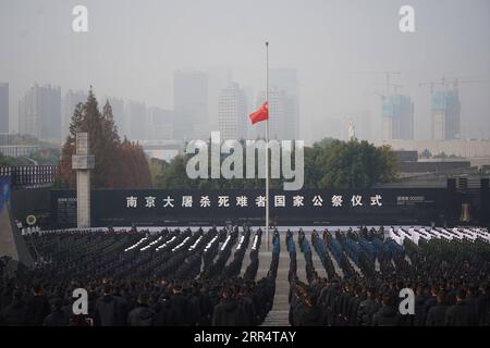 201213 -- NANJING, le 13 décembre 2020 -- une photo prise le 13 décembre 2020 montre la cérémonie commémorative nationale pour les victimes du massacre de Nanjing au Memorial Hall des victimes du massacre de Nanjing par les envahisseurs japonais à Nanjing, capitale de la province de Jiangsu de l est de la Chine. CHINE-JIANGSU-NANJING VICTIMES DU MASSACRE-CÉRÉMONIE COMMÉMORATIVE NATIONALE CN JIXCHUNPENG PUBLICATIONXNOTXINXCHN Banque D'Images