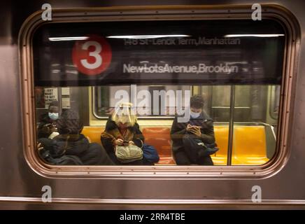 201213 -- NEW YORK, 13 décembre 2020 -- les gens prennent le métro à New York, aux États-Unis, le 12 décembre 2020. Le nombre total de cas de COVID-19 aux États-Unis a dépassé 16 millions samedi, selon le Center for Systems Science and Engineering CSSE de l’Université Johns Hopkins. Photo de /Xinhua U.S.-COVID-19-16 MILLIONS DE CAS MichaelxNagle PUBLICATIONxNOTxINxCHN Banque D'Images