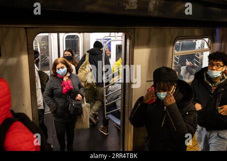 201213 -- NEW YORK, 13 décembre 2020 -- les gens prennent le métro à New York, aux États-Unis, le 12 décembre 2020. Le nombre total de cas de COVID-19 aux États-Unis a dépassé 16 millions samedi, selon le Center for Systems Science and Engineering CSSE de l’Université Johns Hopkins. Photo de /Xinhua U.S.-COVID-19-16 MILLIONS DE CAS MichaelxNagle PUBLICATIONxNOTxINxCHN Banque D'Images