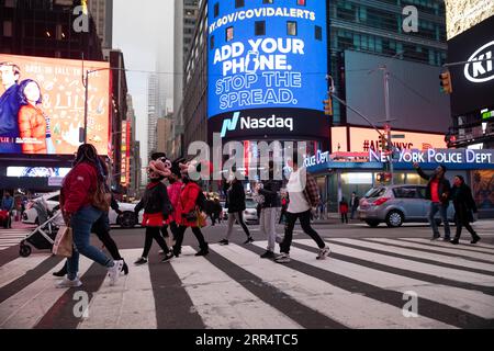 201213 -- NEW YORK, 13 décembre 2020 -- des piétons traversent Times Square à New York, aux États-Unis, le 12 décembre 2020. Le nombre total de cas de COVID-19 aux États-Unis a dépassé 16 millions samedi, selon le Center for Systems Science and Engineering CSSE de l’Université Johns Hopkins. Photo de /Xinhua U.S.-COVID-19-16 MILLIONS DE CAS MichaelxNagle PUBLICATIONxNOTxINxCHN Banque D'Images