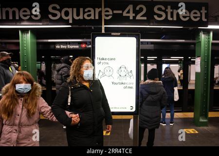 201213 -- NEW YORK, 13 décembre 2020 -- des gens marchent le long d'une plate-forme de métro de Times Square à New York, aux États-Unis, le 12 décembre 2020. Le nombre total de cas de COVID-19 aux États-Unis a dépassé 16 millions samedi, selon le Center for Systems Science and Engineering CSSE de l’Université Johns Hopkins. Photo de /Xinhua U.S.-COVID-19-16 MILLIONS DE CAS MichaelxNagle PUBLICATIONxNOTxINxCHN Banque D'Images