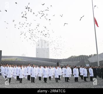 201213 -- NANJING, le 13 décembre 2020 -- une photo prise le 13 décembre 2020 montre la cérémonie commémorative nationale pour les victimes du massacre de Nanjing au Memorial Hall des victimes du massacre de Nanjing par les envahisseurs japonais à Nanjing, capitale de la province de Jiangsu de l est de la Chine. CHINE-JIANGSU-NANJING VICTIMES DU MASSACRE-CÉRÉMONIE COMMÉMORATIVE NATIONALE CN LIXXIANG PUBLICATIONXNOTXINXCHN Banque D'Images