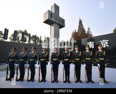 201213 -- NANJING, le 13 décembre 2020 -- une photo prise le 13 décembre 2020 montre la cérémonie commémorative nationale pour les victimes du massacre de Nanjing au Memorial Hall des victimes du massacre de Nanjing par les envahisseurs japonais à Nanjing, capitale de la province de Jiangsu de l est de la Chine. CHINE-JIANGSU-NANJING VICTIMES DU MASSACRE-CÉRÉMONIE COMMÉMORATIVE NATIONALE CN LIXXIANG PUBLICATIONXNOTXINXCHN Banque D'Images