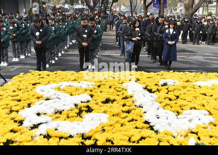 201213 -- NANJING, le 13 décembre 2020 -- des personnes assistent à une activité en commémoration des victimes du massacre de Nanjing dans un lieu de sépulture à l'occasion de la septième journée commémorative nationale à Nanjing, capitale de la province de Jiangsu de l'est de la Chine, le 13 décembre 2020. Photo de /Xinhua CHINA-NANJING MASSACRE-COMMÉMORATION CN FangxDongxu PUBLICATIONxNOTxINxCHN Banque D'Images