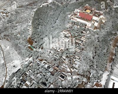 201214 -- PÉKIN, le 14 décembre 2020 -- une photo aérienne prise le 19 novembre 2020 montre une vue du temple enneigé Putuo Zongcheng, également connu sous le nom de palais du petit Potala, dans la ville de Chengde, province du Hebei au nord de la Chine. Photo de /Xinhua CHINA-VIEW-DRONE PHOTO CN WangxLiqun PUBLICATIONxNOTxINxCHN Banque D'Images