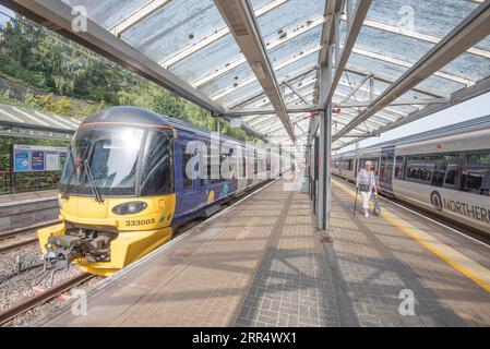 Trains et auvent à la gare de Forster Square, Bradford, West Yorkshire. (6 septembre 2023) Banque D'Images