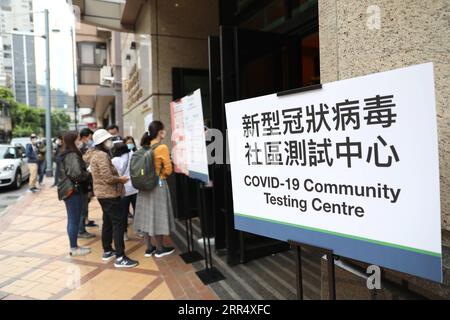 201215 -- HONG KONG, 15 décembre 2020 -- des citoyens attendent d'être testés devant un centre communautaire de dépistage du COVID-19 à Hong Kong, dans le sud de la Chine, le 15 décembre 2020. Le Centre de protection de la santé de Hong Kong a signalé mardi 98 nouveaux cas confirmés de COVID-19, portant le total à 7 721. Parmi les nouveaux cas, 89 étaient des infections locales, dont 30 d'origine inconnue. CHINE-HONG KONG-COVID-19-CAS CN WUXXIAOCHU PUBLICATIONXNOTXINXCHN Banque D'Images