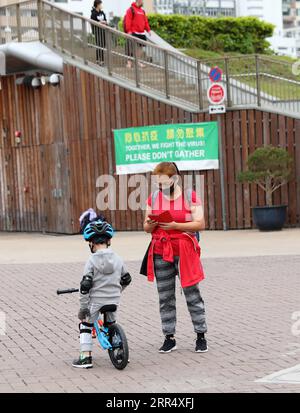 201215 -- HONG KONG, le 15 décembre 2020 -- des citoyens portant des masques faciaux sont vus à Happy Valley, Hong Kong, Chine méridionale, le 15 décembre 2020. Le Centre de protection de la santé de Hong Kong a signalé mardi 98 nouveaux cas confirmés de COVID-19, portant le total à 7 721. Parmi les nouveaux cas, 89 étaient des infections locales, dont 30 d'origine inconnue. CHINE-HONG KONG-COVID-19-CAS CN WUXXIAOCHU PUBLICATIONXNOTXINXCHN Banque D'Images