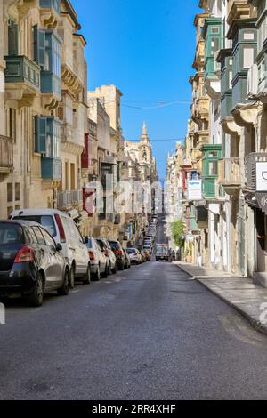 La Valette, Malte - 3 août 2023 : voitures garées dans l'une des rues étroites et escarpées du centre de la Valette Banque D'Images