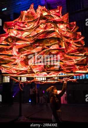 201216 -- BEIJING, le 16 décembre 2020 -- des touristes visitent le festival d'installation d'éclairage Awakening Bangkok à Bangkok, Thaïlande, le 15 décembre 2020. PHOTOS XINHUA DU JOUR ZhangxKeren PUBLICATIONxNOTxINxCHN Banque D'Images