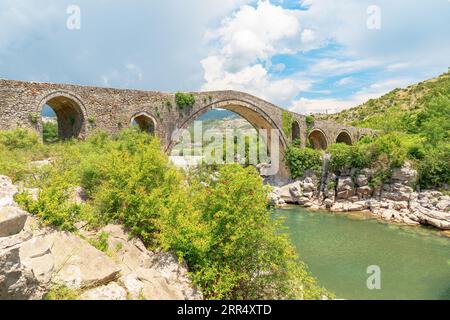 Le pont Mesi en Albanie est un exemple étonnant de brillance architecturale à travers la rivière Kir dans le charmant village de Mesi. Ce pont de pierre a un Banque D'Images