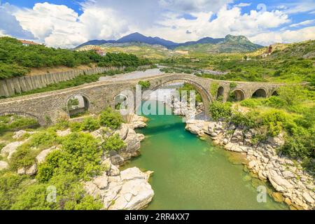Pont historique Mesi en Albanie. les visiteurs de s'émerveiller devant sa beauté exquise, se plonger dans un cadre naturel pittoresque, et honorer riche Banque D'Images