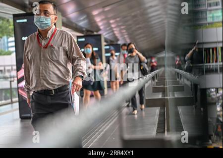 201216 -- KUALA LUMPUR, le 16 décembre 2020 -- des personnes portant un masque facial traversent un passage supérieur à Kuala Lumpur, Malaisie, le 16 décembre 2020. La Malaisie a signalé 1 295 nouvelles infections au COVID-19, a déclaré mercredi le ministère de la Santé, portant le total national à 87 913. Photo de /Xinhua MALAISIE-COVID-19-CAS ChongxVoonxChung PUBLICATIONxNOTxINxCHN Banque D'Images