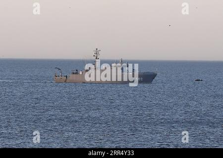 201216 -- BAIE DE TIPAZA, 16 décembre 2020 -- un navire de guerre algérien recherche des membres d'équipage disparus après un écrasement d'hélicoptère au large de la baie de Tipaza, en Algérie, le 16 décembre 2020. Un hélicoptère militaire appartenant aux garde-côtes algériens a été filmé mercredi en s'écrasant au large de la baie de Tipaza, et un membre d'équipage a été tué, ont rapporté les médias locaux. ALGERIA-TIPAZA BAY-CRASH-PERQUISITION D'HÉLICOPTÈRE MILITAIRE XINHUA PUBLICATIONXNOTXINXCHN Banque D'Images