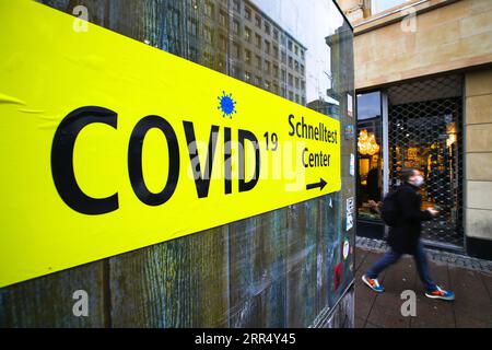 201216 -- FRANCFORT, le 16 décembre 2020 -- Un panneau menant à un centre de test Covid-19 est vu à Francfort, Allemagne, le 16 décembre 2020. L'Allemagne va entrer dans un confinement plus strict à partir de mercredi, fermant les magasins non essentiels et limitant la taille des rassemblements privés, la chancelière Angela Merkel et les dirigeants régionaux ont convenu dimanche. Les mesures restrictives plus strictes, qui entreront en vigueur jusqu’au 10 janvier, étaient en réponse à une croissance exponentielle du nombre de cas de COVID-19 en Allemagne, selon un document de politique. Photo de /Xinhua GERMANY-FRANKFURT-COVID-19-LOCKDOWN ArmandoxBabani PUBLICATIONxNOTxINxCHN Banque D'Images