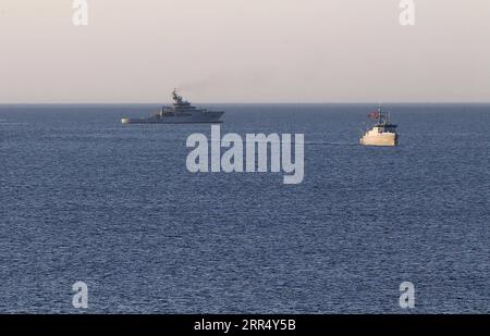 201216 -- BAIE DE TIPAZA, 16 décembre 2020 -- des navires de guerre algériens recherchent des membres d'équipage disparus après un écrasement d'hélicoptère au large de la baie de Tipaza, en Algérie, le 16 décembre 2020. Un hélicoptère militaire appartenant aux garde-côtes algériens a été filmé mercredi en s'écrasant au large de la baie de Tipaza, et un membre d'équipage a été tué, ont rapporté les médias locaux. ALGERIA-TIPAZA BAY-CRASH-PERQUISITION D'HÉLICOPTÈRE MILITAIRE XINHUA PUBLICATIONXNOTXINXCHN Banque D'Images