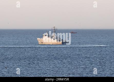 201216 -- BAIE DE TIPAZA, 16 décembre 2020 -- un navire de guerre algérien recherche des membres d'équipage disparus après un écrasement d'hélicoptère au large de la baie de Tipaza, en Algérie, le 16 décembre 2020. Un hélicoptère militaire appartenant aux garde-côtes algériens a été filmé mercredi en s'écrasant au large de la baie de Tipaza, et un membre d'équipage a été tué, ont rapporté les médias locaux. ALGERIA-TIPAZA BAY-CRASH-PERQUISITION D'HÉLICOPTÈRE MILITAIRE XINHUA PUBLICATIONXNOTXINXCHN Banque D'Images