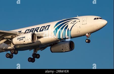 egypt air a330 Cargo atterrissant à l'aéroport de Larnaca Banque D'Images