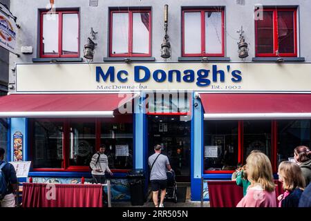 McDonaghs Fish and Chip Bar and Seafood Restaurant à Quay Street, Galway, Irlande. Trading depuis 1902. Banque D'Images